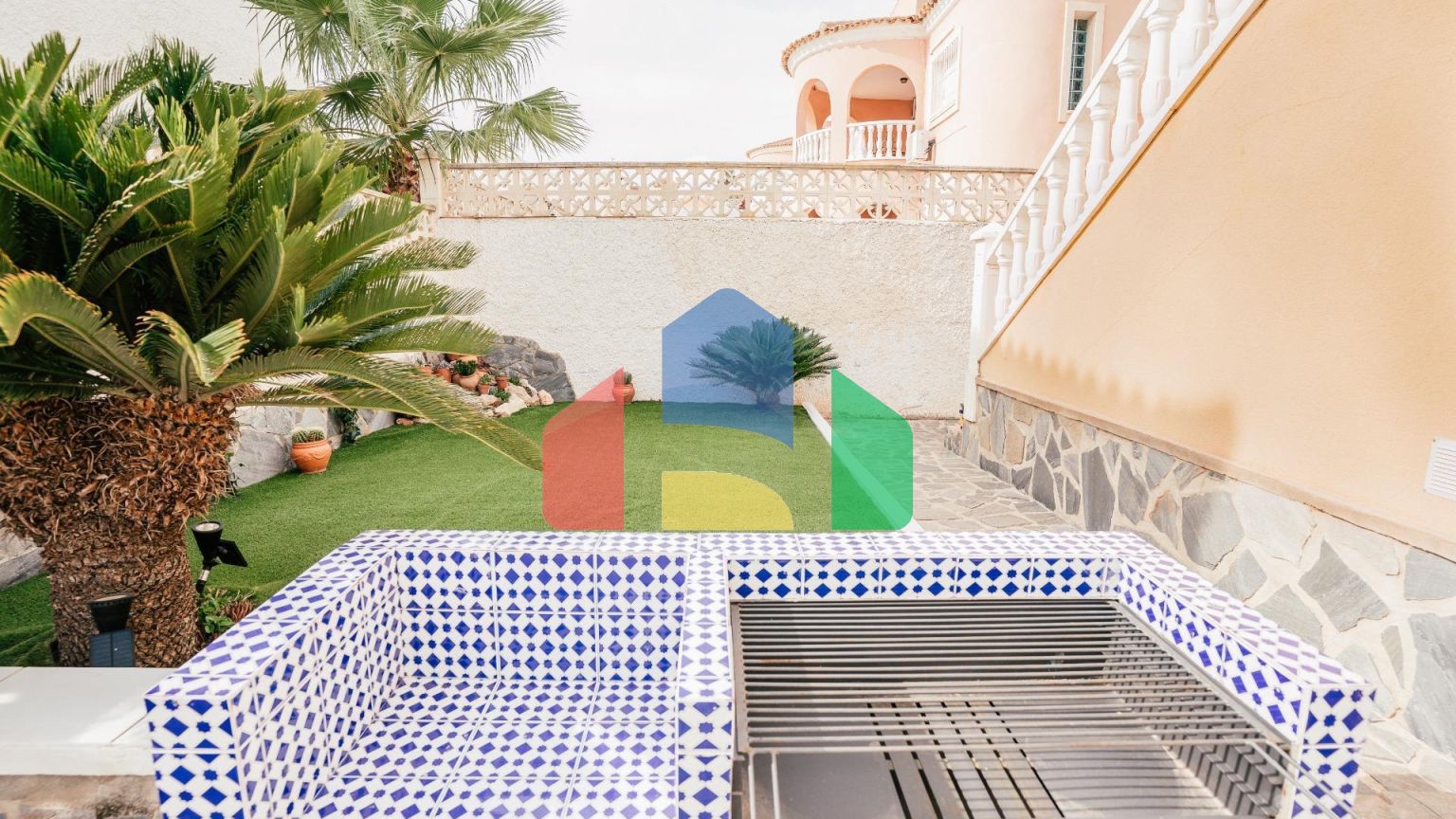 Вилла в испанском стиле в эксклюзивном районе вилл