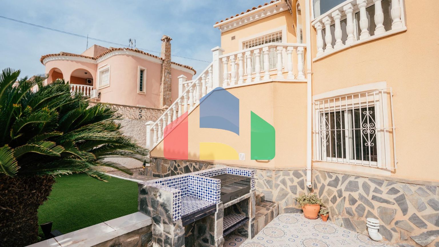 Вилла в испанском стиле в эксклюзивном районе вилл