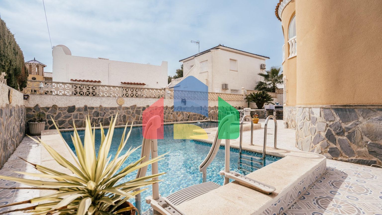 Вилла в испанском стиле в эксклюзивном районе вилл