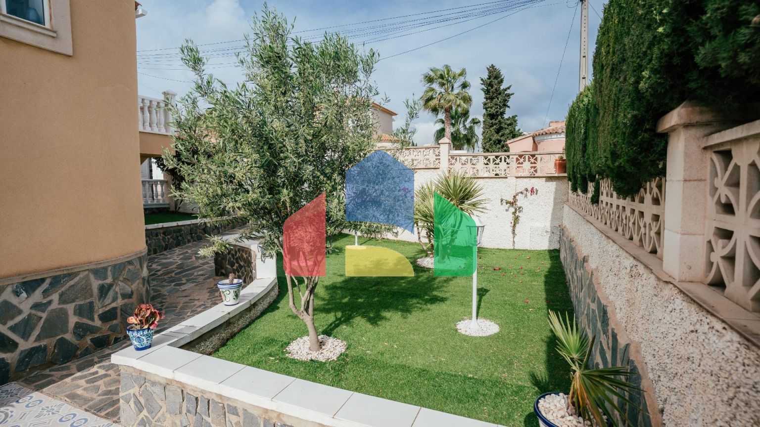 Вилла в испанском стиле в эксклюзивном районе вилл