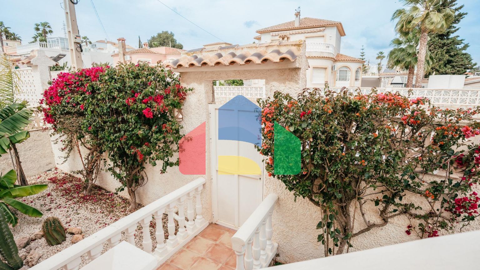 Вилла в испанском стиле в эксклюзивном районе вилл