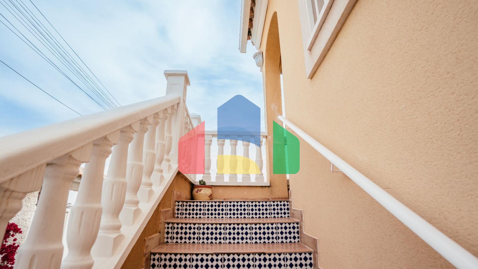 Вилла в испанском стиле в эксклюзивном районе вилл