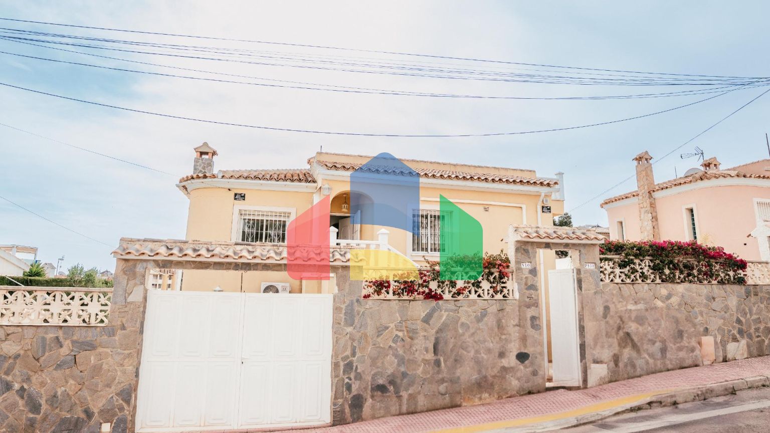 Вилла в испанском стиле в эксклюзивном районе вилл