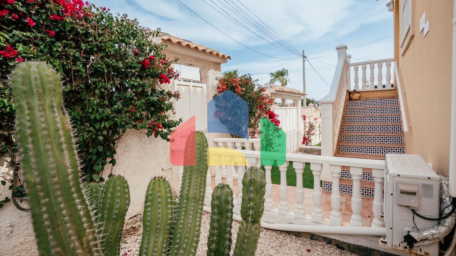 Вилла в испанском стиле в эксклюзивном районе вилл