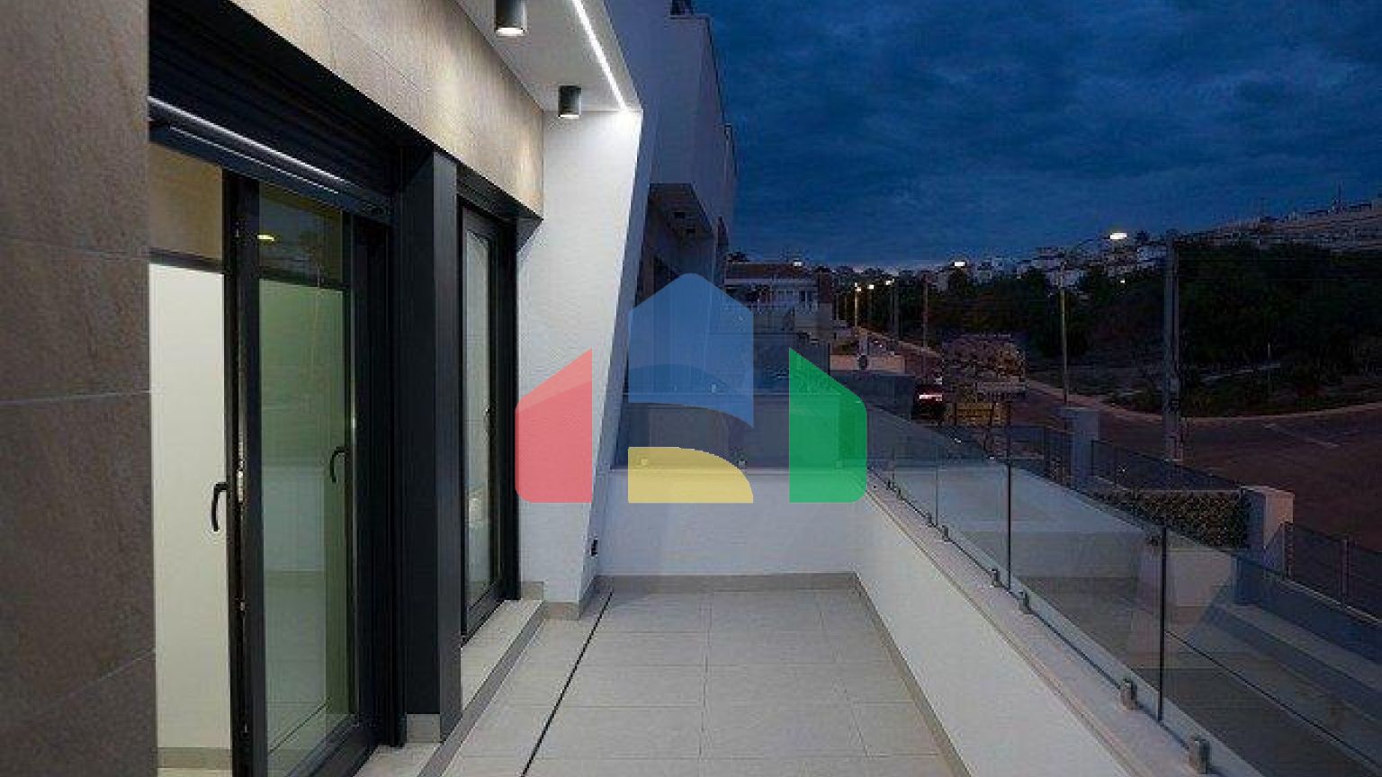 СОВРЕМЕННАЯ ВИЛЛА СО ВСЕМИ УДОБСТВАМИ