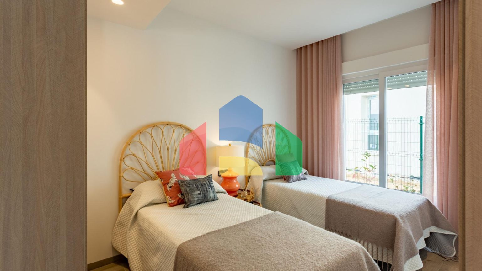 ФАНТАСТИЧЕСКАЯ СРЕДИЗЕМНОМОРСКАЯ ВИЛЛА НА ПОЛЕ ДЛЯ ГОЛЬФА НЕДАЛЕКО ОТ МОРЯ