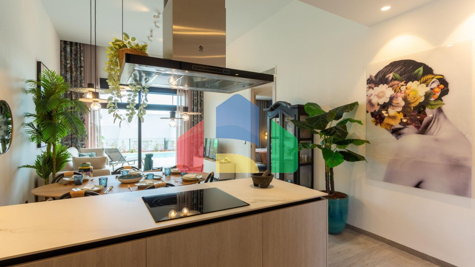 ФАНТАСТИЧЕСКАЯ СРЕДИЗЕМНОМОРСКАЯ ВИЛЛА НА ПОЛЕ ДЛЯ ГОЛЬФА НЕДАЛЕКО ОТ МОРЯ