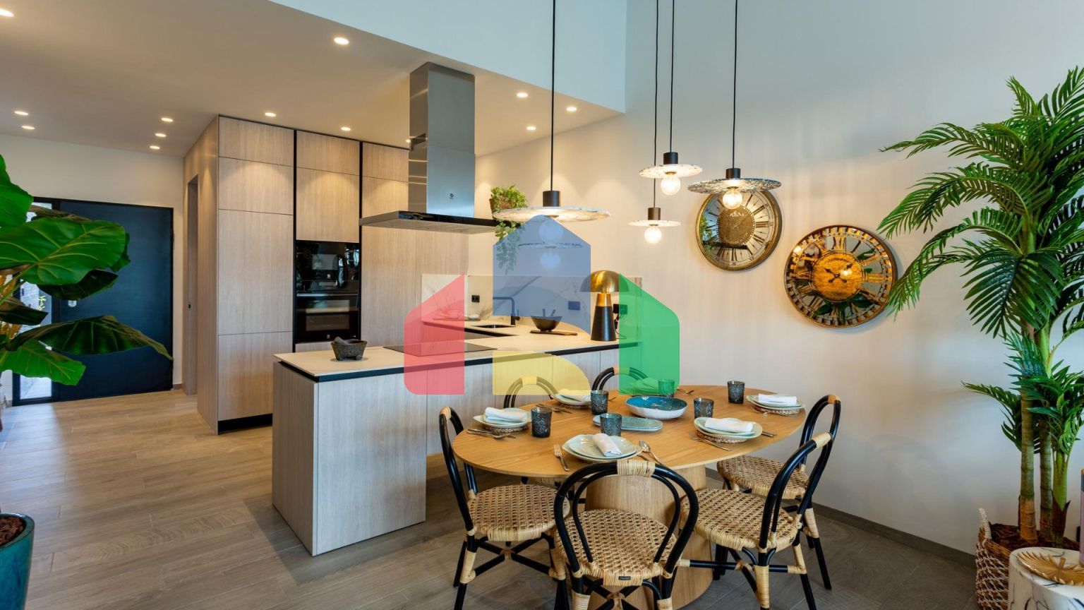 ФАНТАСТИЧЕСКАЯ СРЕДИЗЕМНОМОРСКАЯ ВИЛЛА НА ПОЛЕ ДЛЯ ГОЛЬФА НЕДАЛЕКО ОТ МОРЯ