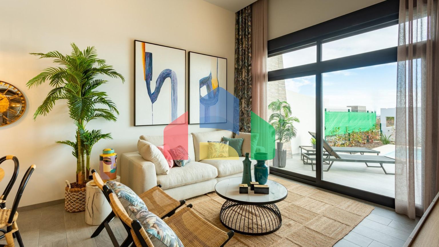 ФАНТАСТИЧЕСКАЯ СРЕДИЗЕМНОМОРСКАЯ ВИЛЛА НА ПОЛЕ ДЛЯ ГОЛЬФА НЕДАЛЕКО ОТ МОРЯ