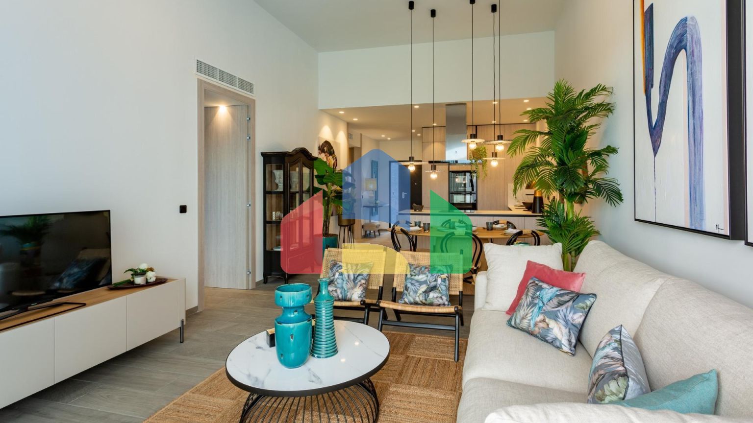 ФАНТАСТИЧЕСКАЯ СРЕДИЗЕМНОМОРСКАЯ ВИЛЛА НА ПОЛЕ ДЛЯ ГОЛЬФА НЕДАЛЕКО ОТ МОРЯ