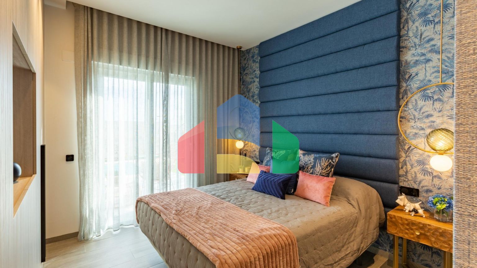 ФАНТАСТИЧЕСКАЯ СРЕДИЗЕМНОМОРСКАЯ ВИЛЛА НА ПОЛЕ ДЛЯ ГОЛЬФА НЕДАЛЕКО ОТ МОРЯ