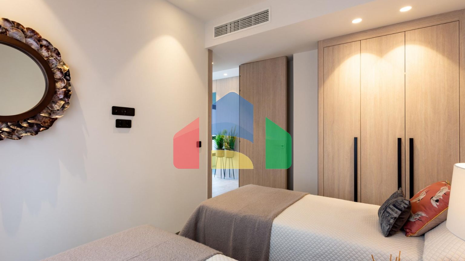 ФАНТАСТИЧЕСКАЯ СРЕДИЗЕМНОМОРСКАЯ ВИЛЛА НА ПОЛЕ ДЛЯ ГОЛЬФА НЕДАЛЕКО ОТ МОРЯ