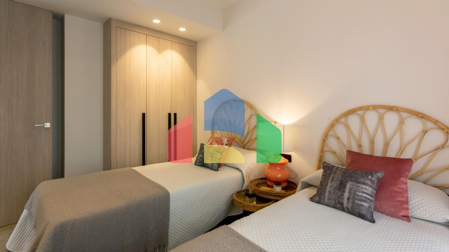 ФАНТАСТИЧЕСКАЯ СРЕДИЗЕМНОМОРСКАЯ ВИЛЛА НА ПОЛЕ ДЛЯ ГОЛЬФА НЕДАЛЕКО ОТ МОРЯ