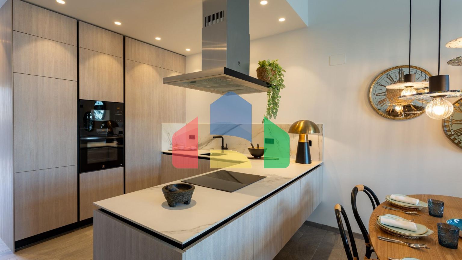 ФАНТАСТИЧЕСКАЯ СРЕДИЗЕМНОМОРСКАЯ ВИЛЛА НА ПОЛЕ ДЛЯ ГОЛЬФА НЕДАЛЕКО ОТ МОРЯ