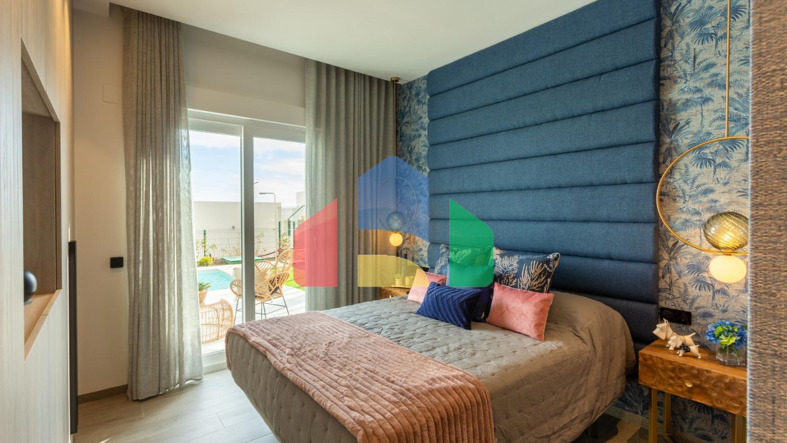 ФАНТАСТИЧЕСКАЯ СРЕДИЗЕМНОМОРСКАЯ ВИЛЛА НА ПОЛЕ ДЛЯ ГОЛЬФА НЕДАЛЕКО ОТ МОРЯ