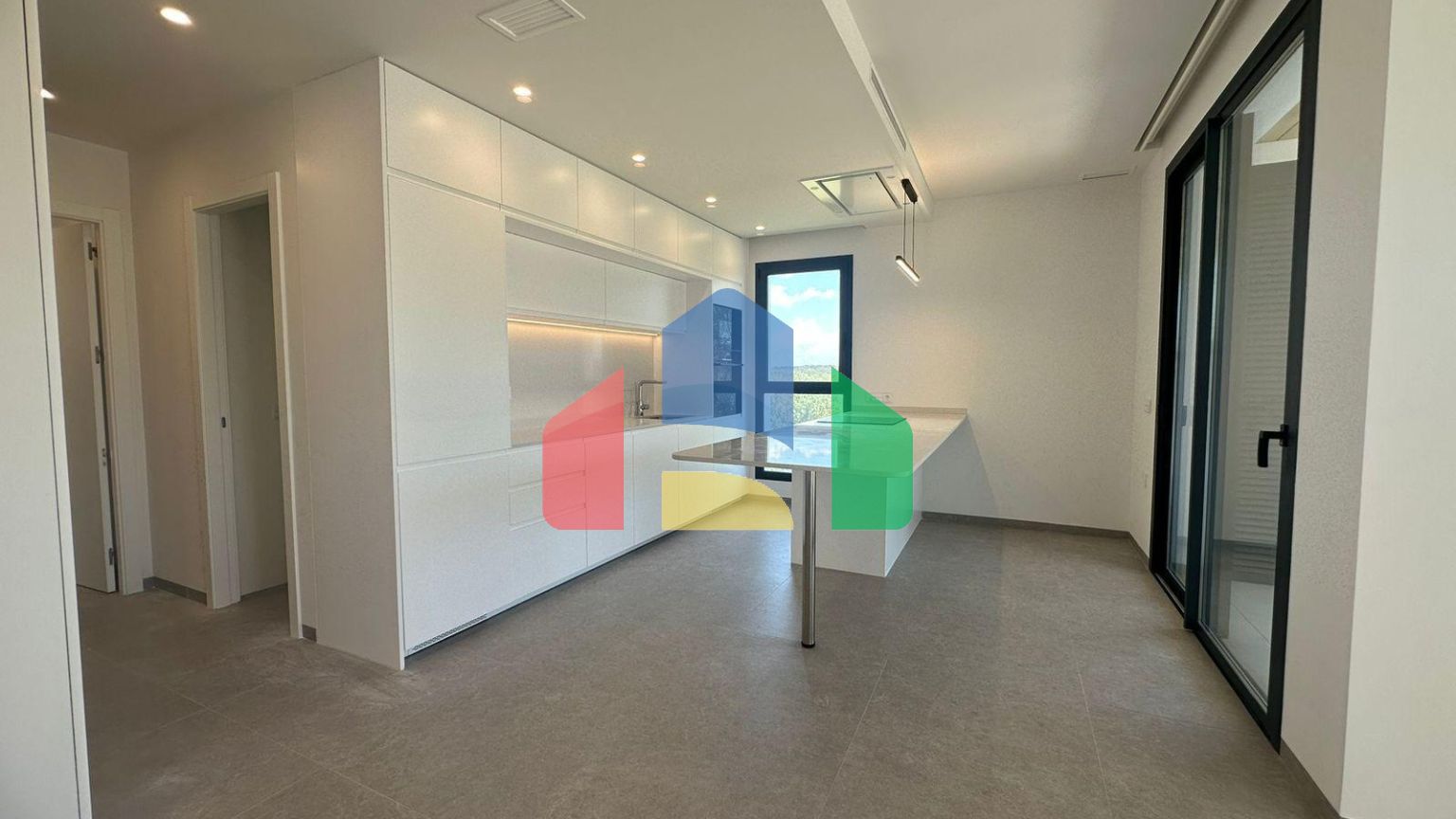 Продается новая квартира в Лас Колинас Гольф Резорт