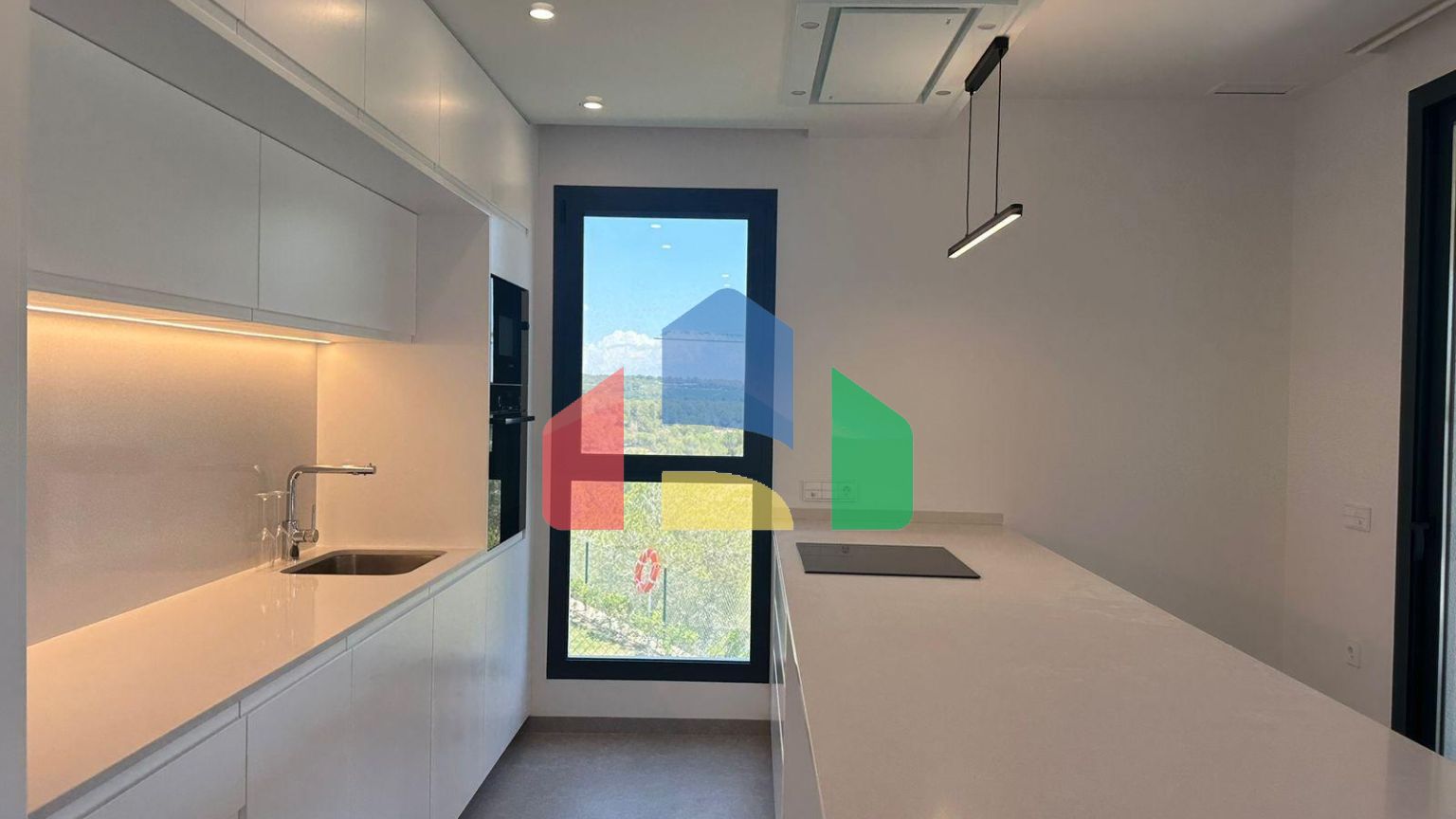 Продается новая квартира в Лас Колинас Гольф Резорт