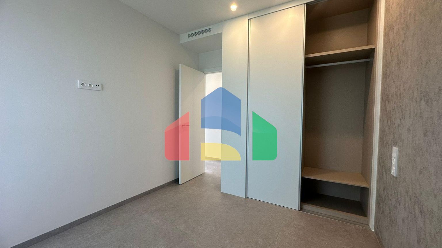 Продается новая квартира в Лас Колинас Гольф Резорт