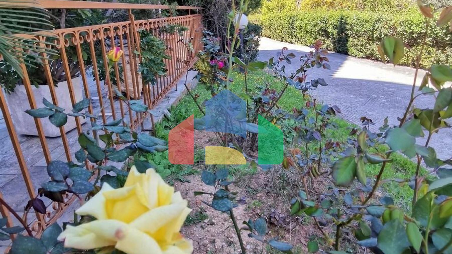 Продаж - Котедж 520 m² в Аттиці