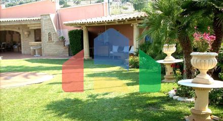 Продаж - Вілла 750 m² в Аттиці