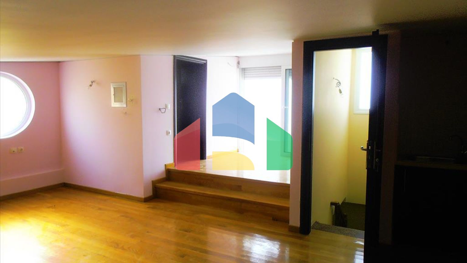 Продаж - Котедж 670 m² в Аттиці