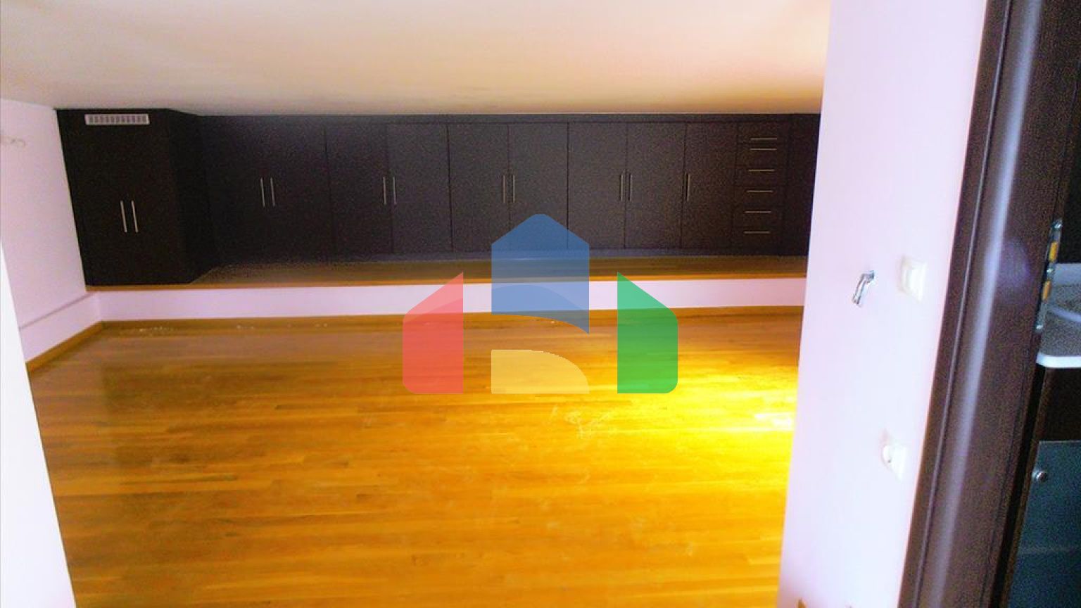 Продаж - Котедж 670 m² в Аттиці