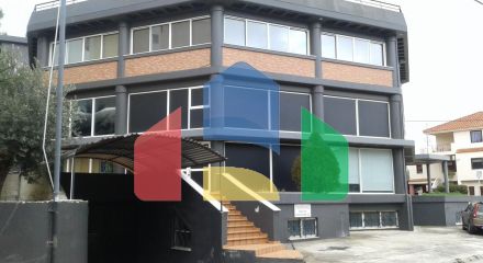 Продаж - Будівля 2050 m² в Аттиці