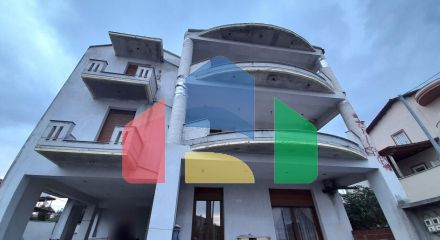 Продаж - Будівля 270 m² в передмісті Салонік