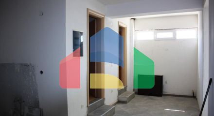 Продажа - Коммерческое помещение 194 m² в пригороде Салоник