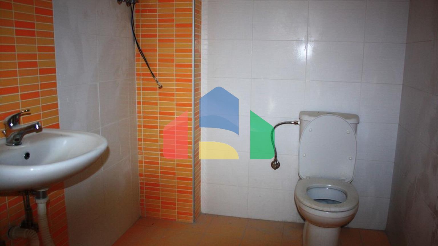 Продажа - Коммерческое помещение 194 m² в пригороде Салоник