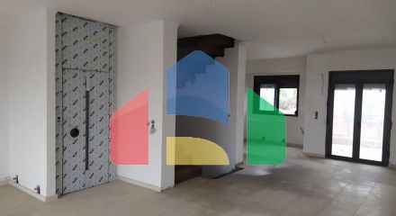 Продаж - Таунхаус 270 m² в передмісті Салонік