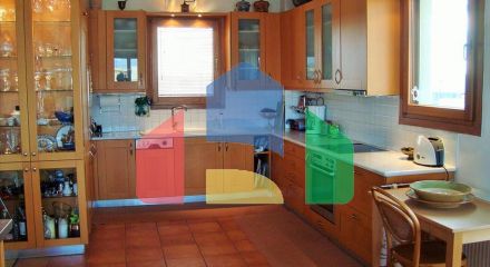 Продаж - Будівля 665 m² в передмісті Салонік