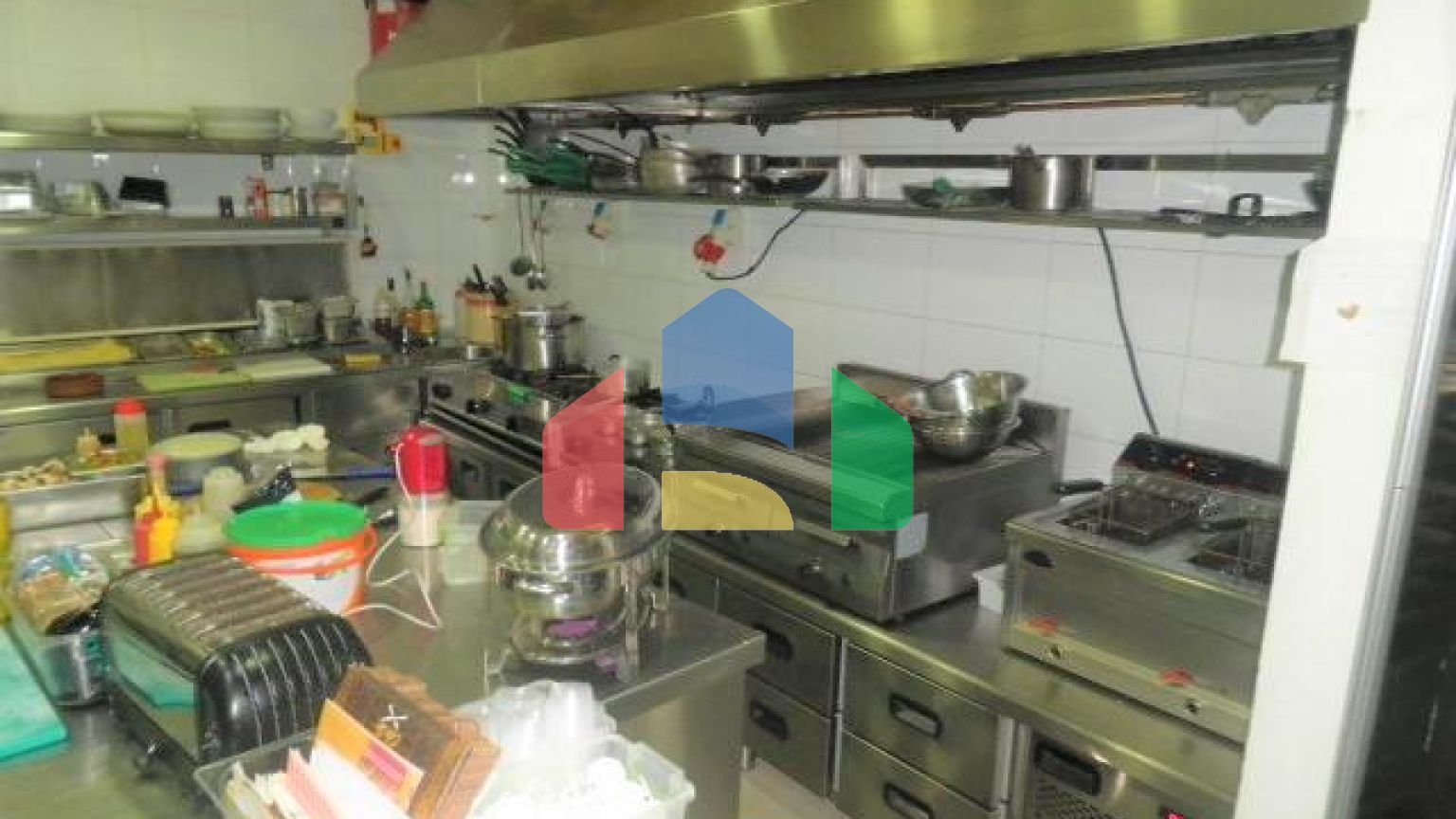 Продаж - Комерційна нерухомість 900 m² в передмісті Салонік