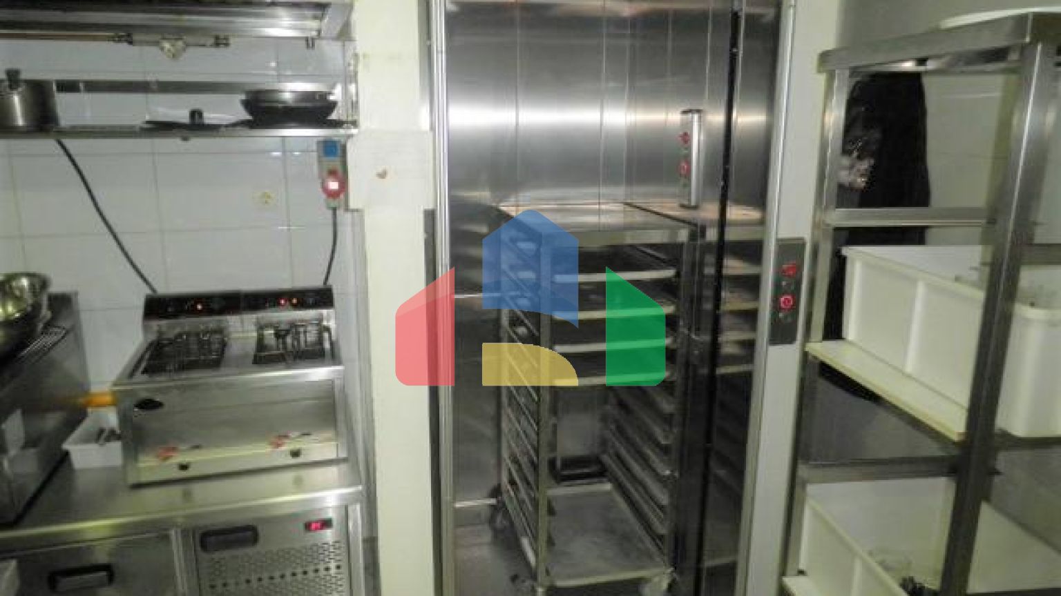 Продаж - Комерційна нерухомість 900 m² в передмісті Салонік