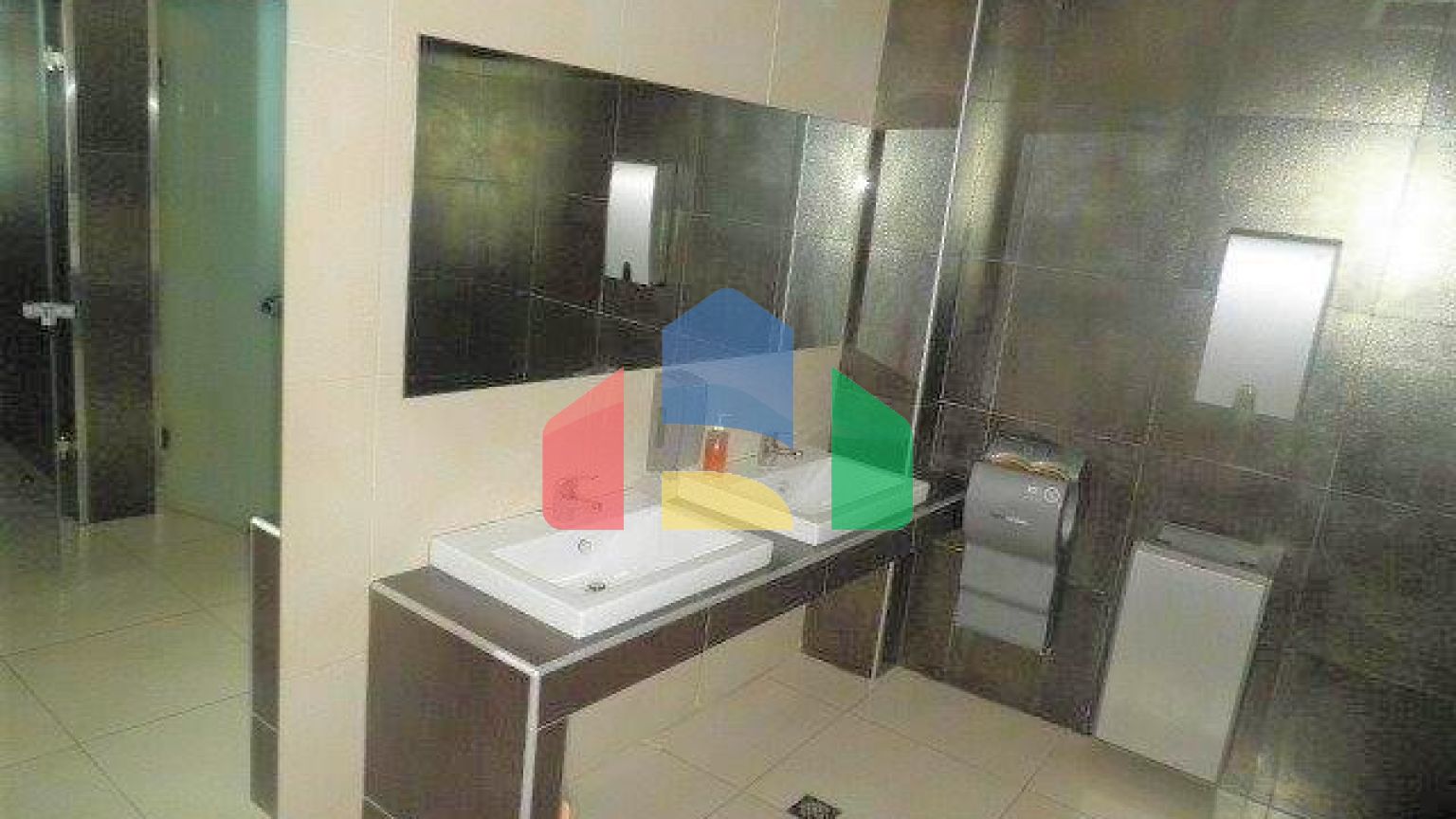 Продаж - Комерційна нерухомість 900 m² в передмісті Салонік