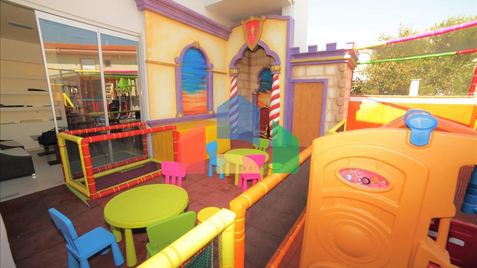 Продаж - Комерційна нерухомість 900 m² в передмісті Салонік