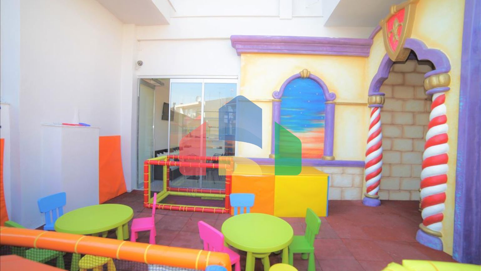 Продаж - Комерційна нерухомість 900 m² в передмісті Салонік