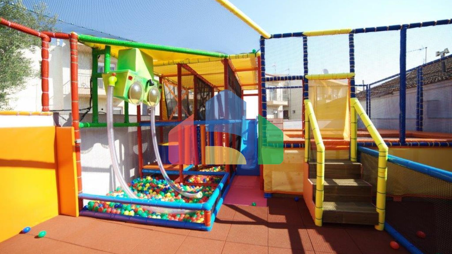 Продаж - Комерційна нерухомість 900 m² в передмісті Салонік