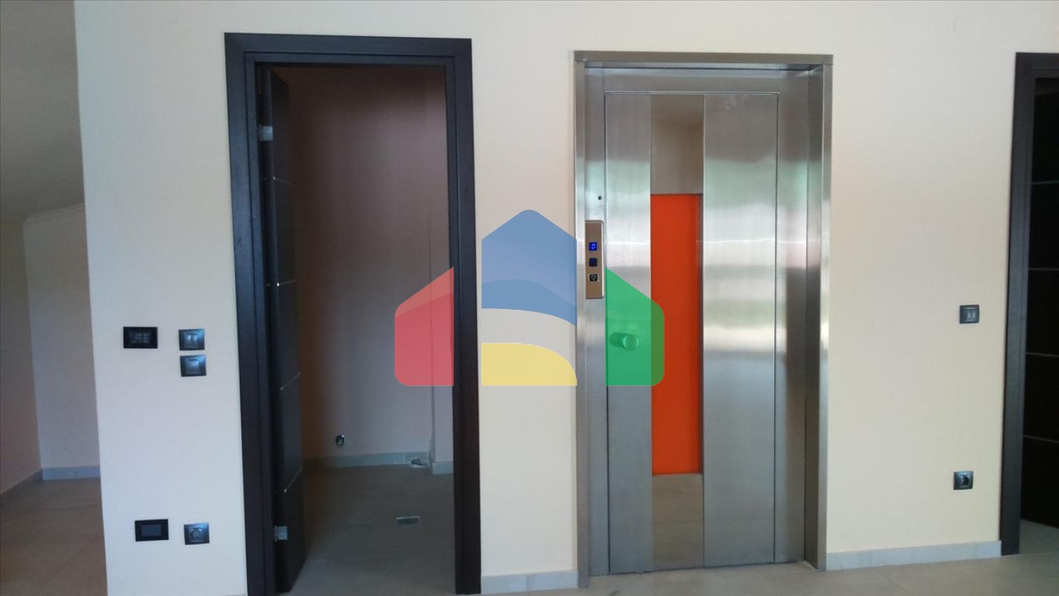 Продаж - Котедж 370 m² в передмісті Салонік