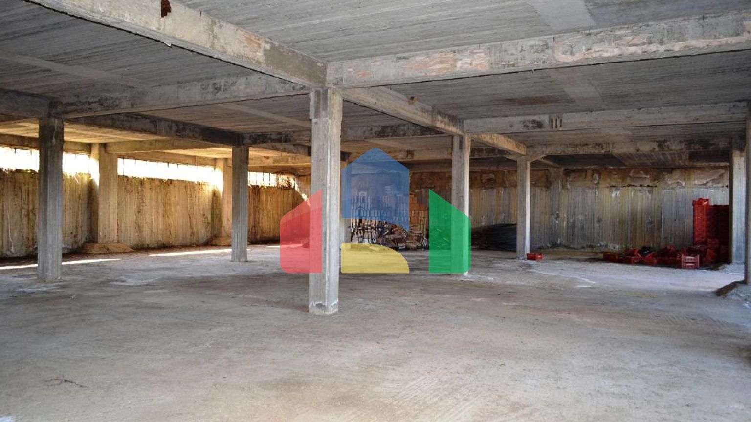 Продаж - Комерційна нерухомість 1800 m² в передмісті Салонік