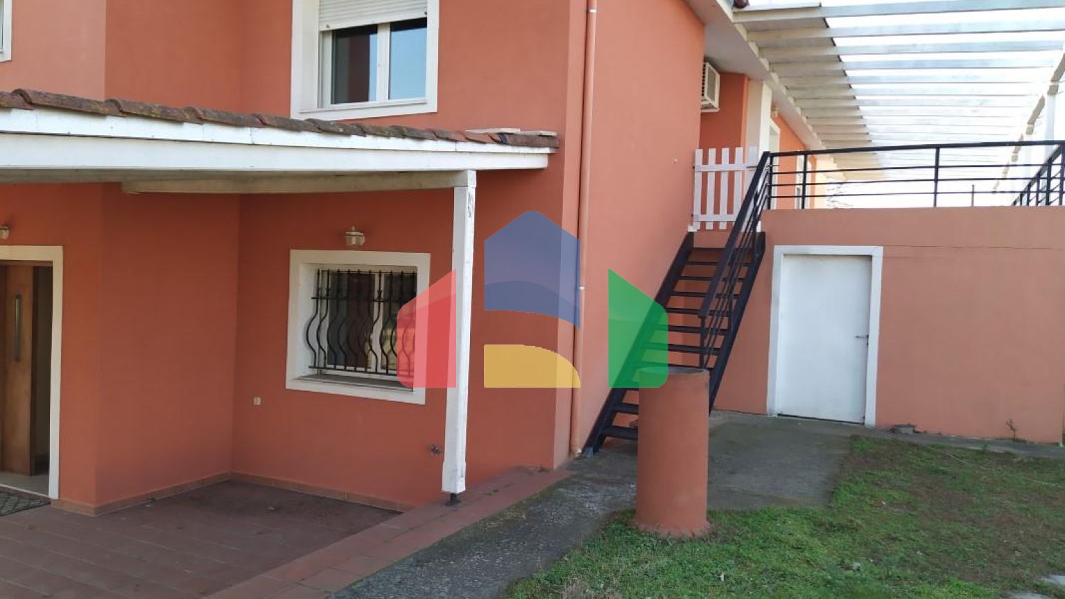 Продаж - Котедж 470 m² в передмісті Салонік