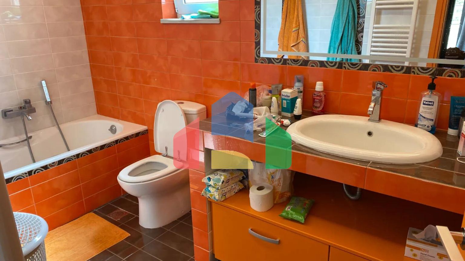 Продаж - Квартира 190 m² Евія