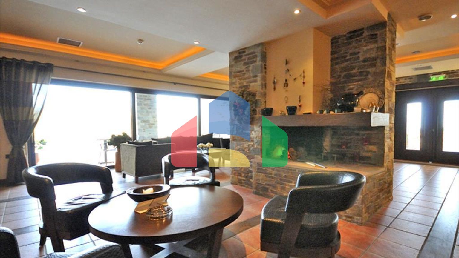 Продаж - Готель 900 m² Евія