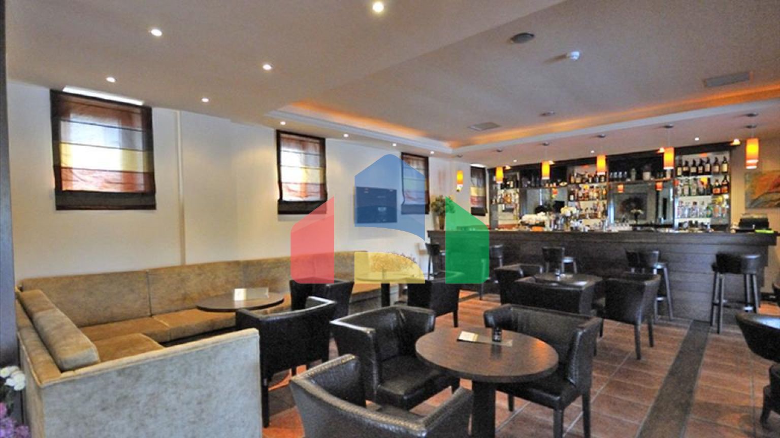 Продаж - Готель 900 m² Евія