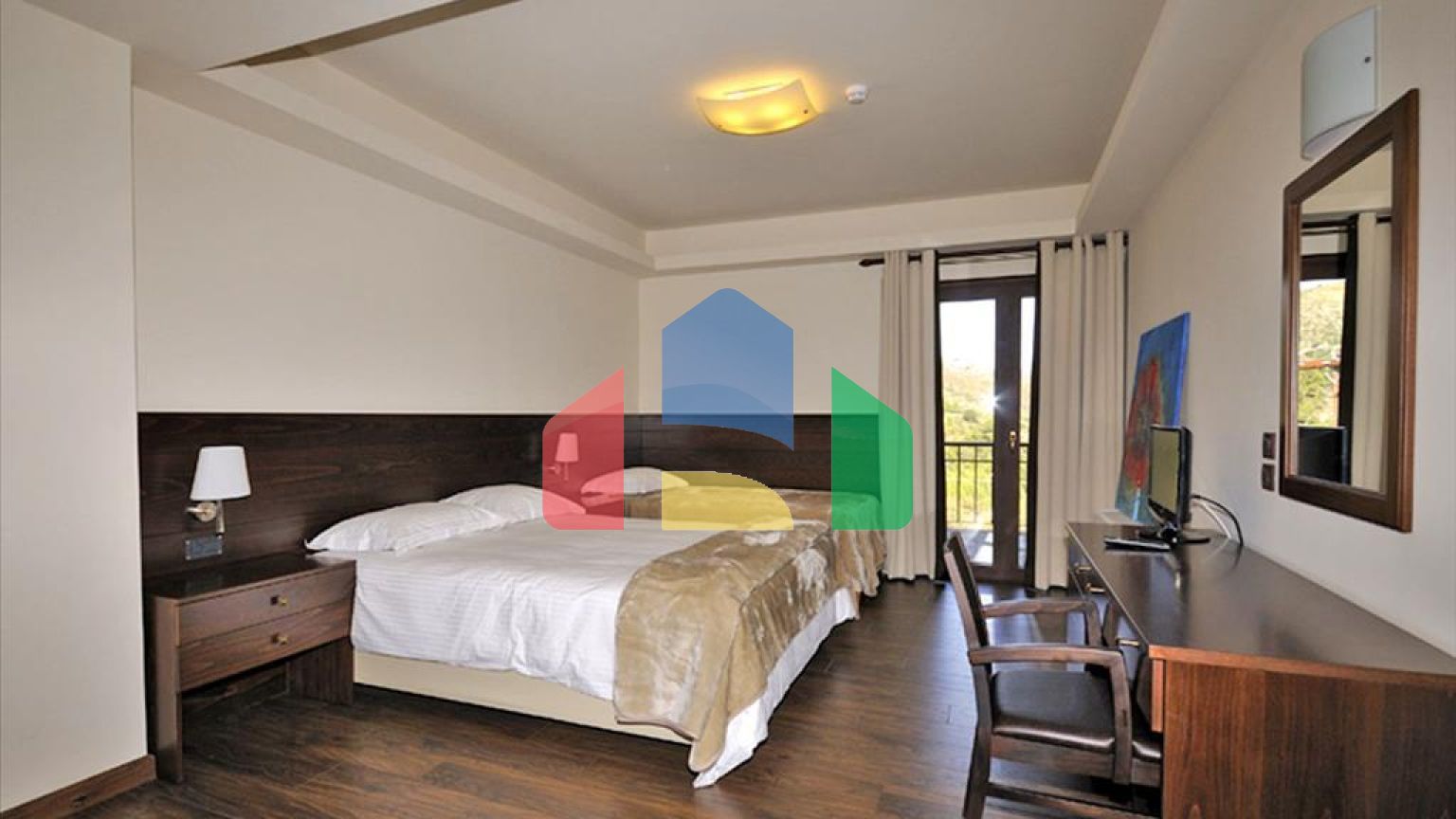 Продаж - Готель 900 m² Евія