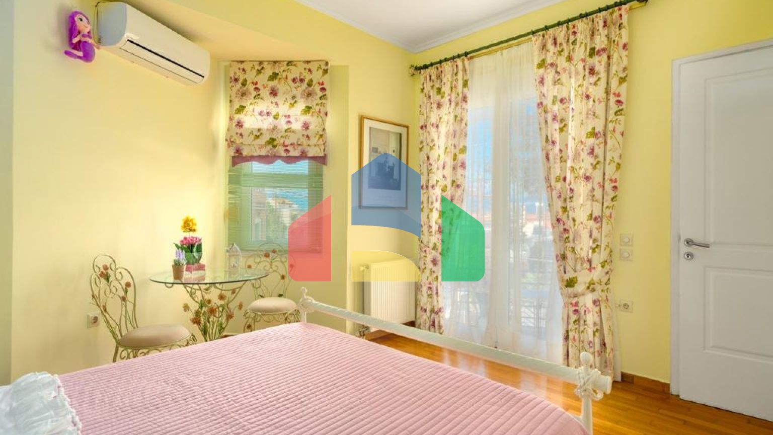 Продаж - Котедж 312 m² Евія