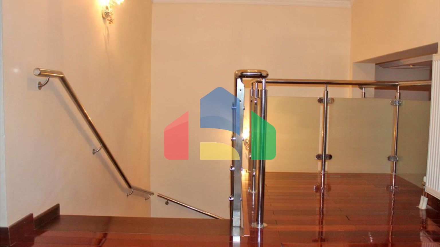 Продаж - Котедж 300 m² Евія