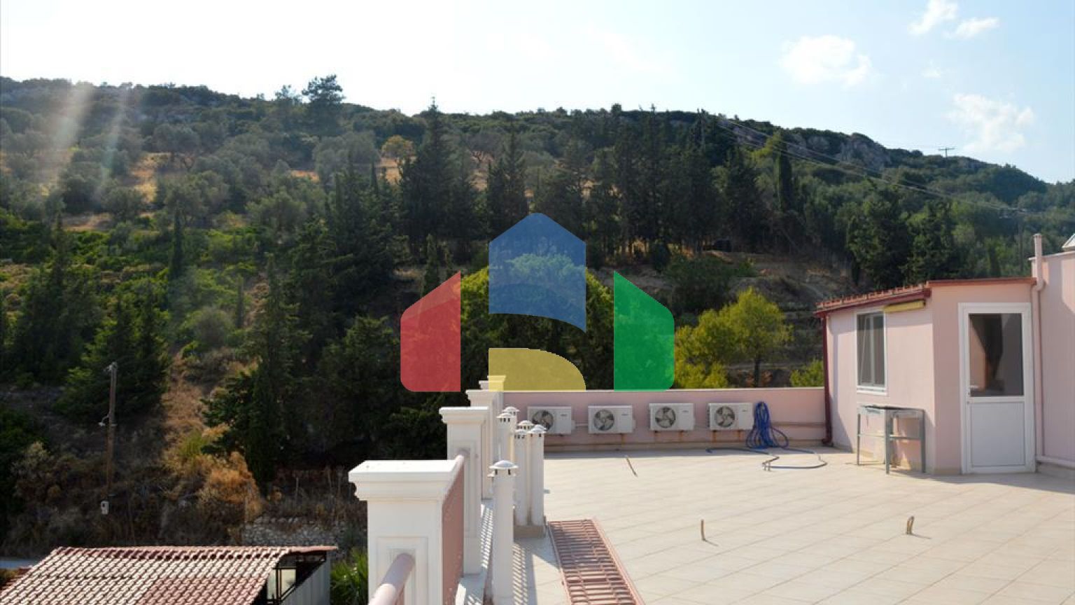 Продаж - Готель 720 m² Евія