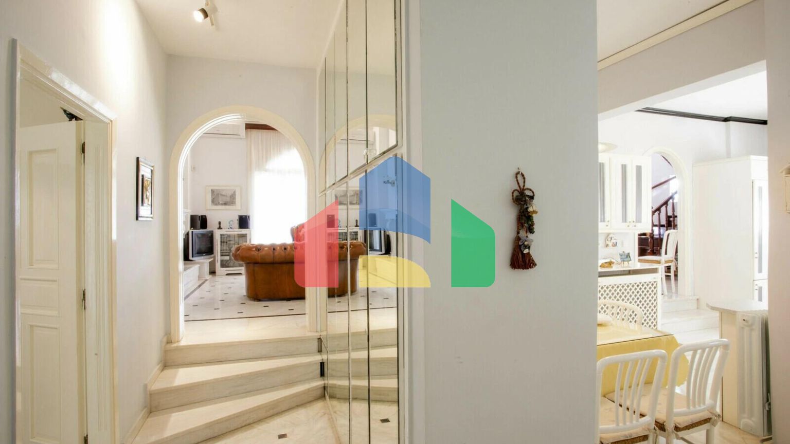 Продаж - Котедж 250 m² Евія