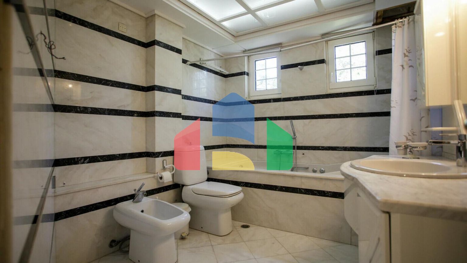 Продаж - Котедж 250 m² Евія